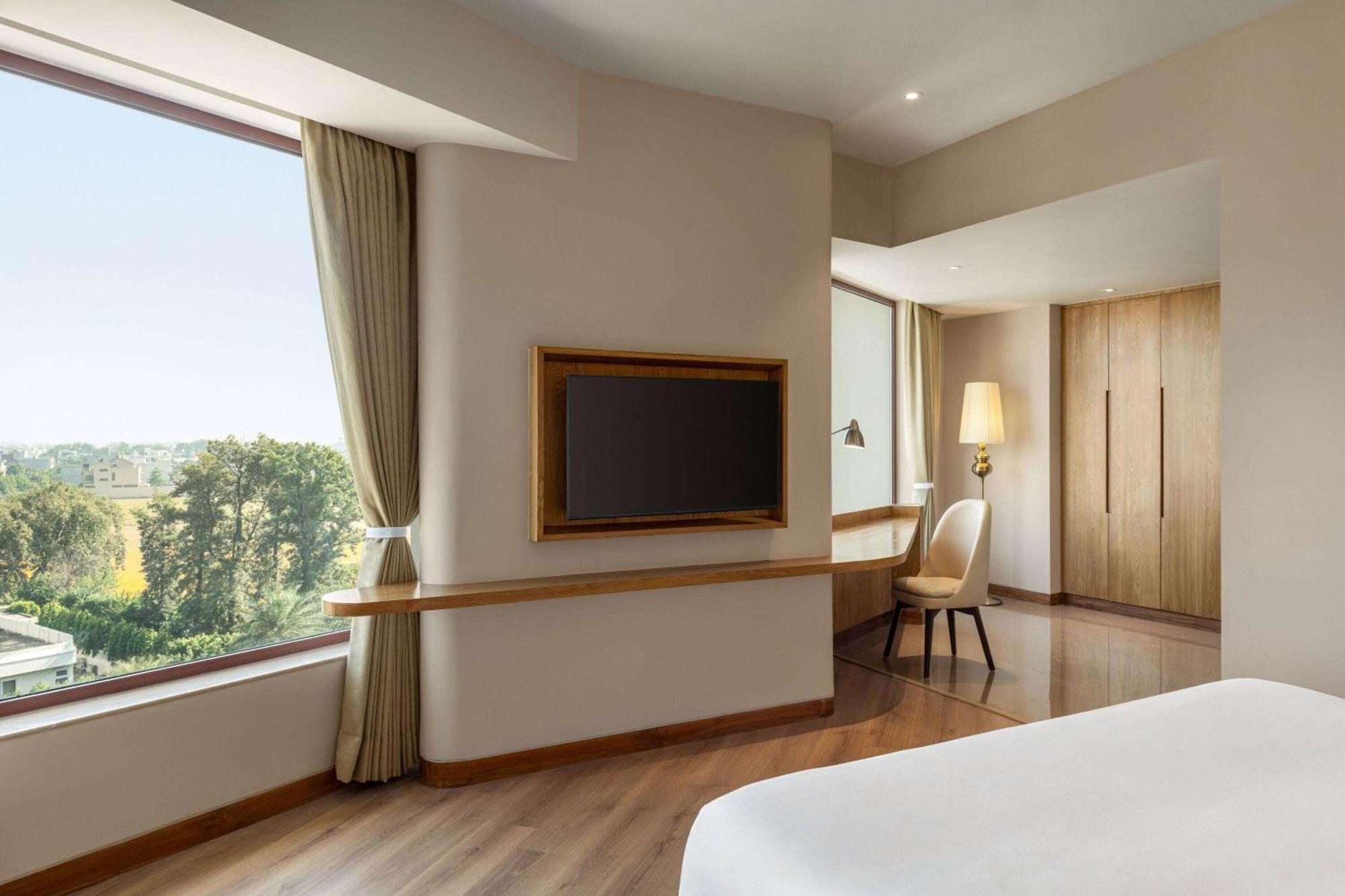 Ramada Encore By Wyndham Amritsar Airport Exteriör bild