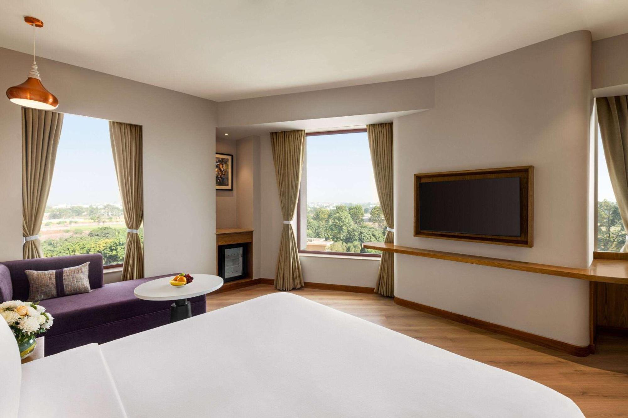 Ramada Encore By Wyndham Amritsar Airport Exteriör bild