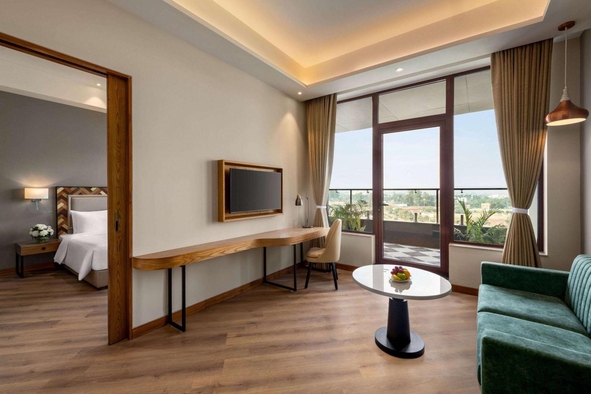 Ramada Encore By Wyndham Amritsar Airport Exteriör bild