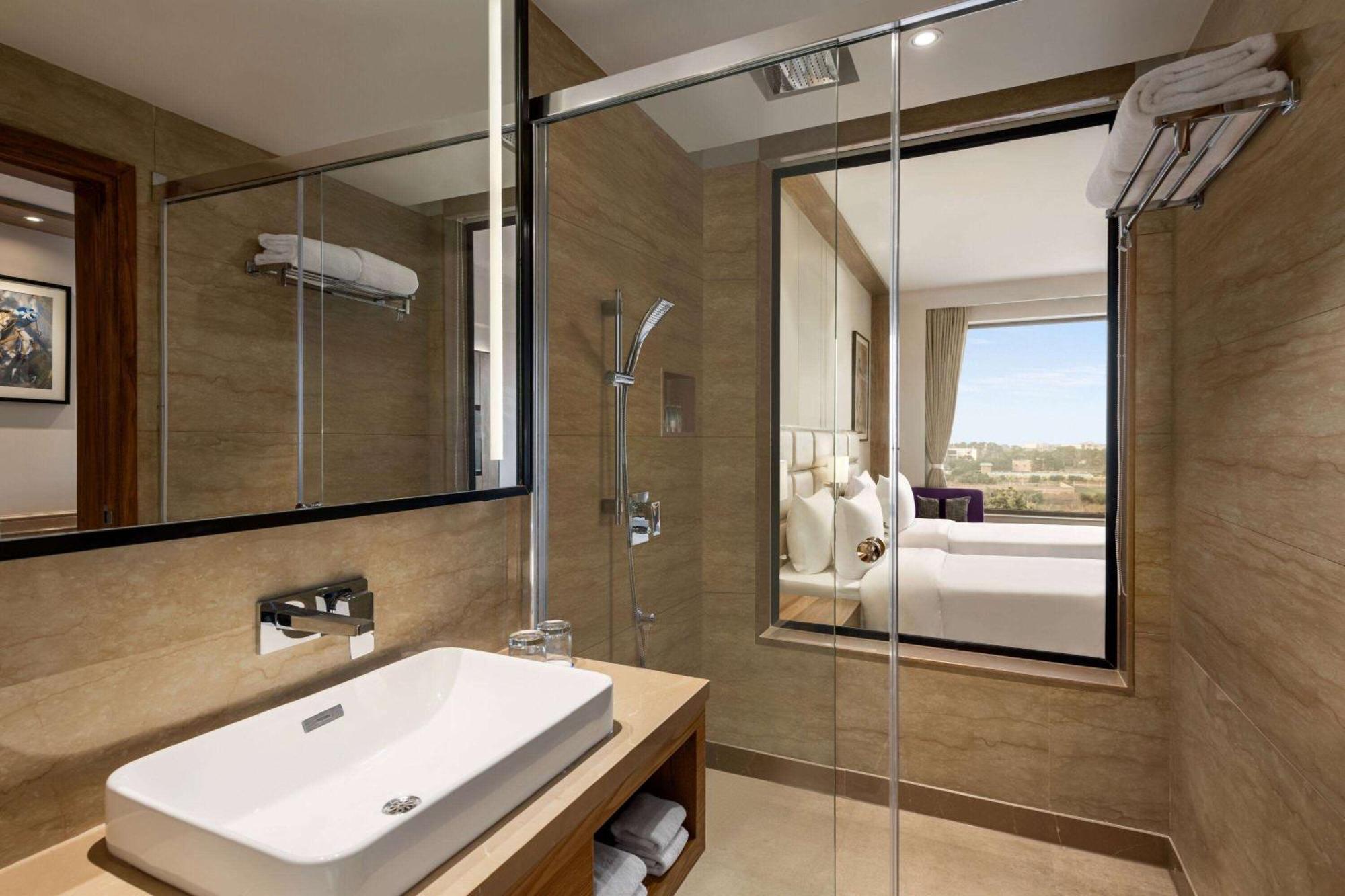 Ramada Encore By Wyndham Amritsar Airport Exteriör bild