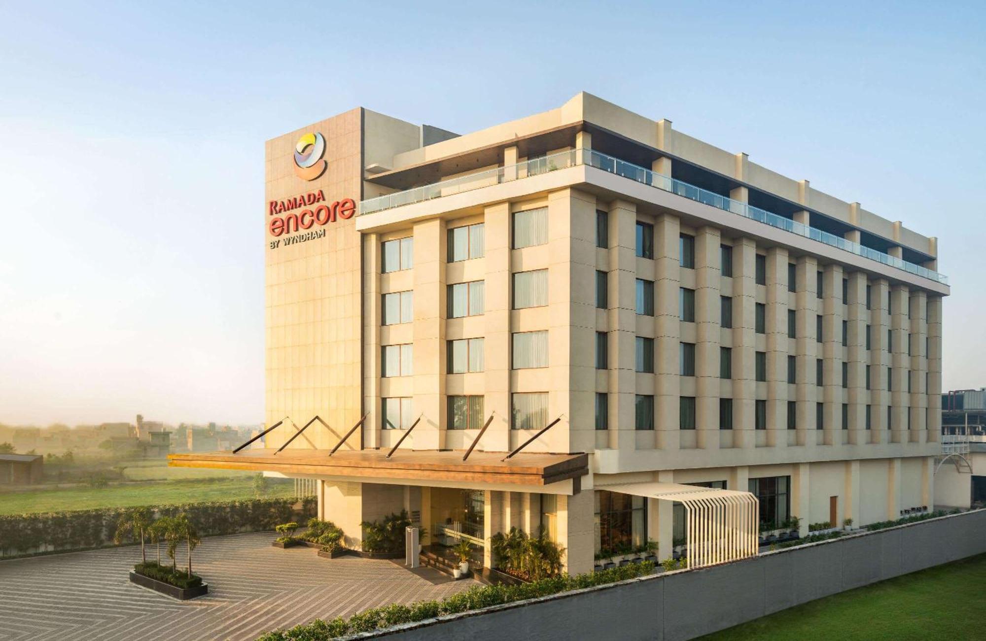 Ramada Encore By Wyndham Amritsar Airport Exteriör bild