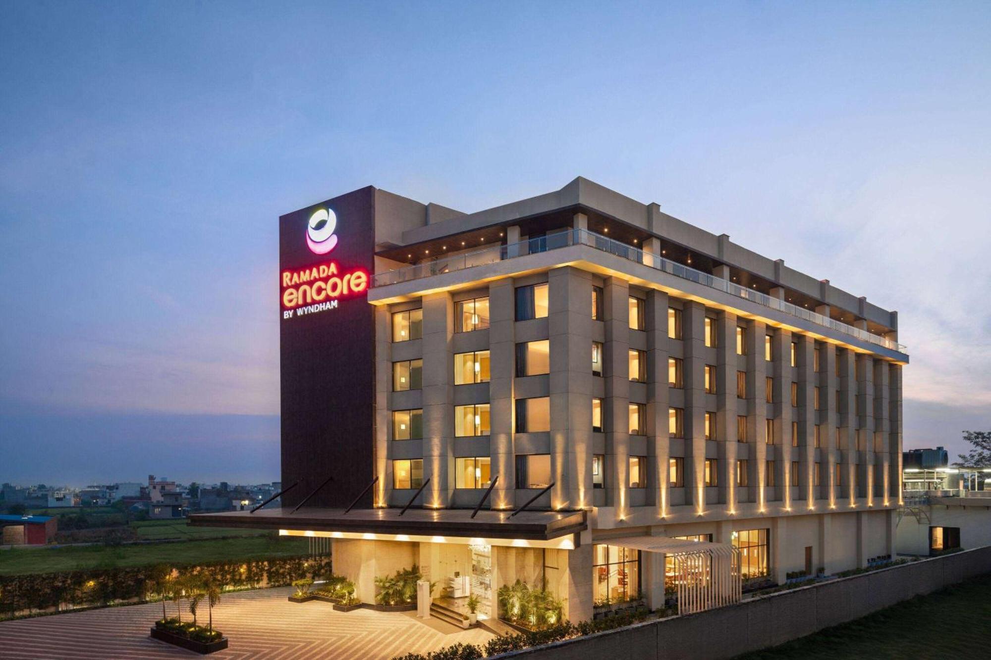 Ramada Encore By Wyndham Amritsar Airport Exteriör bild